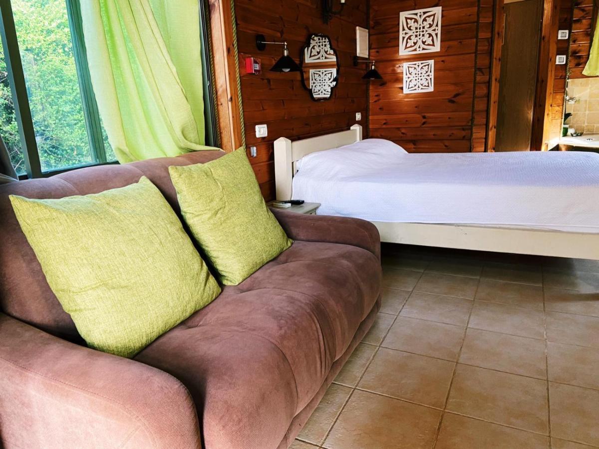 Julie'S Cabins Neot Golan Exterior photo