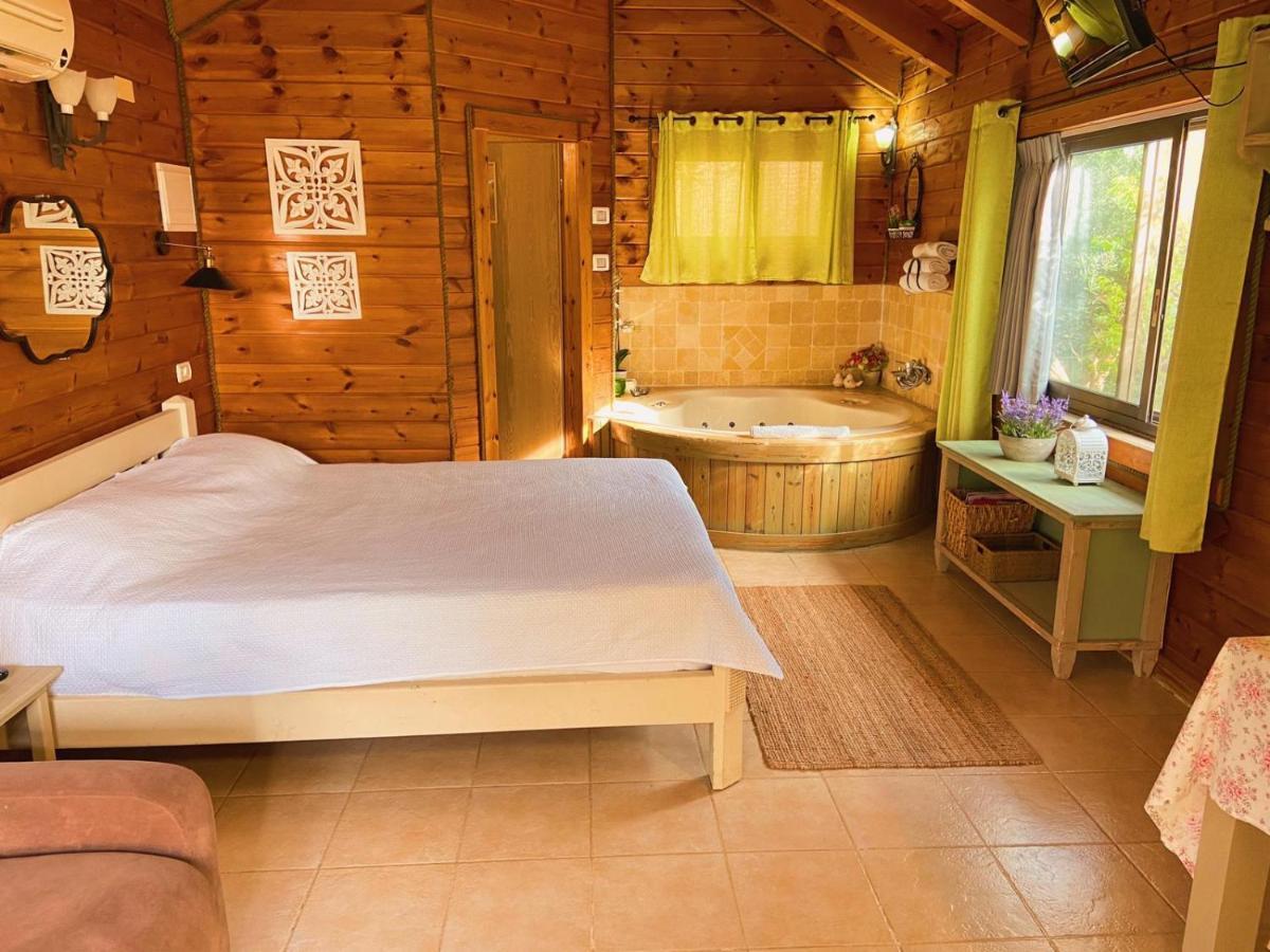 Julie'S Cabins Neot Golan Exterior photo