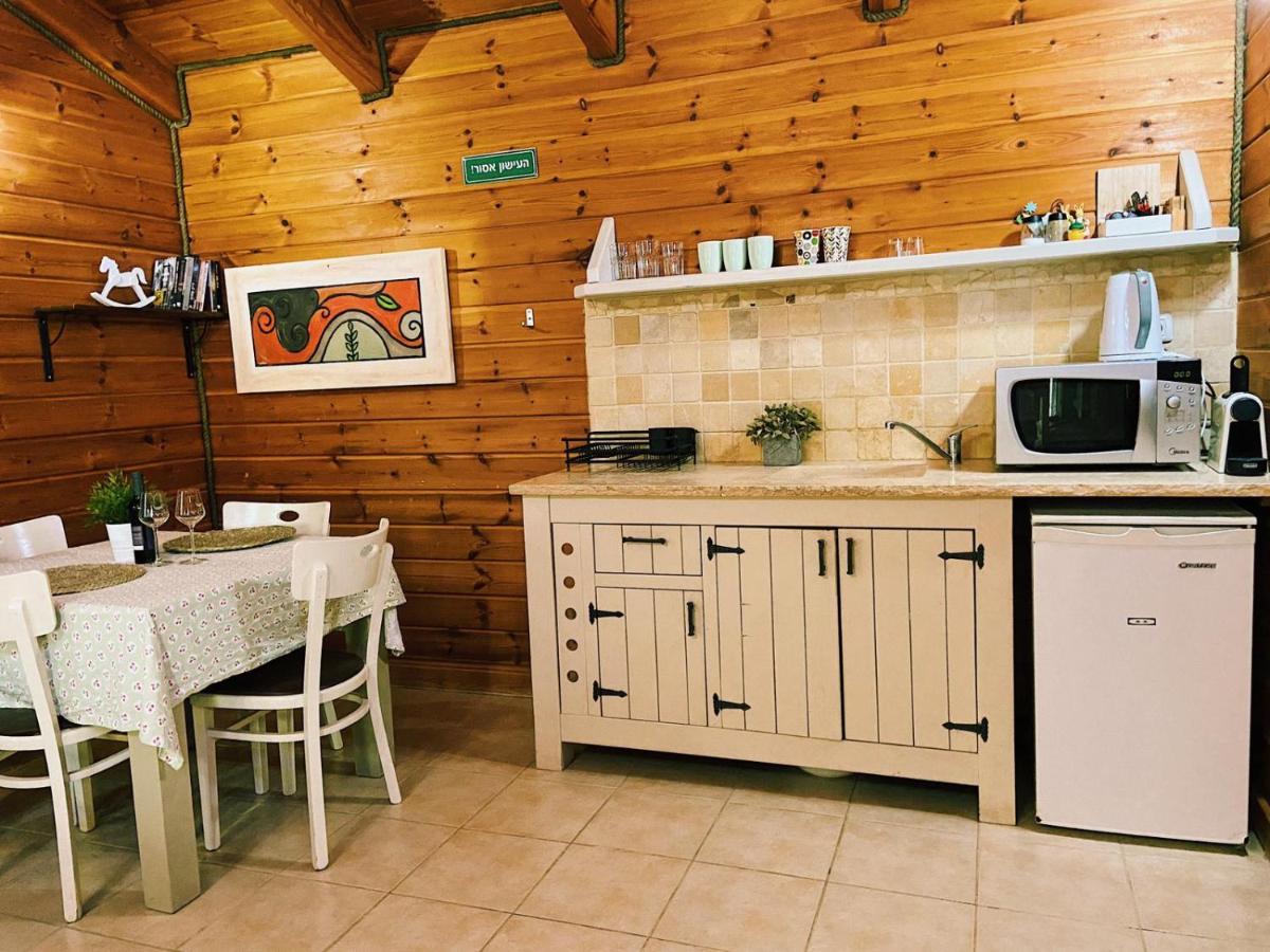 Julie'S Cabins Neot Golan Exterior photo